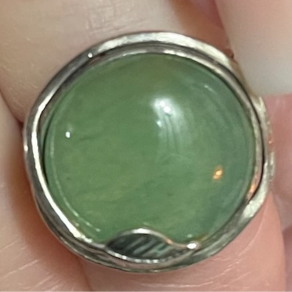 Signed Israel Round Cabochon Jade Stone & 925 B Silver Grape Vine Motif Ring - Picture 6 of 11